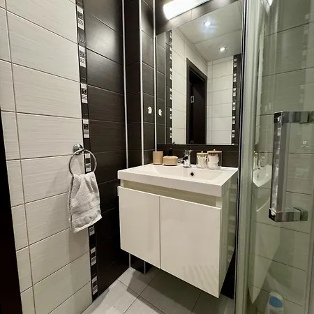 Spacious And Stylish Near The Center * Warna
