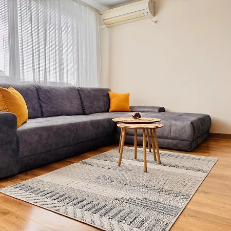 Spacious And Stylish Near The Center Warna
