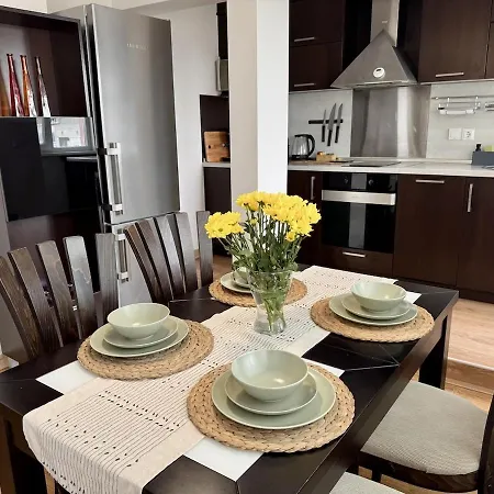 Spacious And Stylish Near The Center Apartment Warna