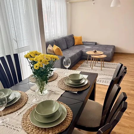 Spacious And Stylish Near The Center Apartment *