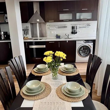 Spacious And Stylish Near The Center * Warna