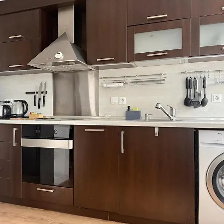 Spacious And Stylish Near The Center Warna