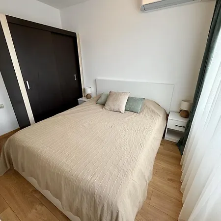 Spacious And Stylish Near The Center * Warna