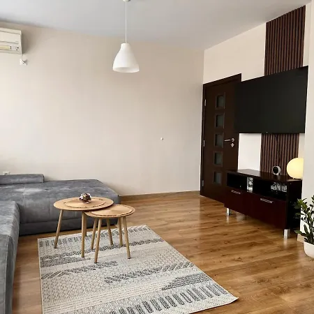 Spacious And Stylish Near The Center Apartment Warna