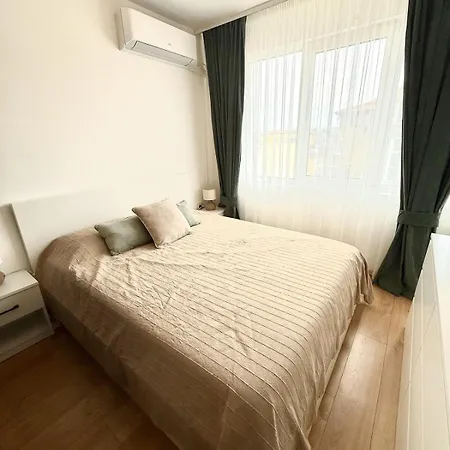 Spacious And Stylish Near The Center Warna